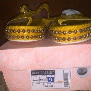 Cape Robin Size 9 Yellow/Mustard Slides with Gold